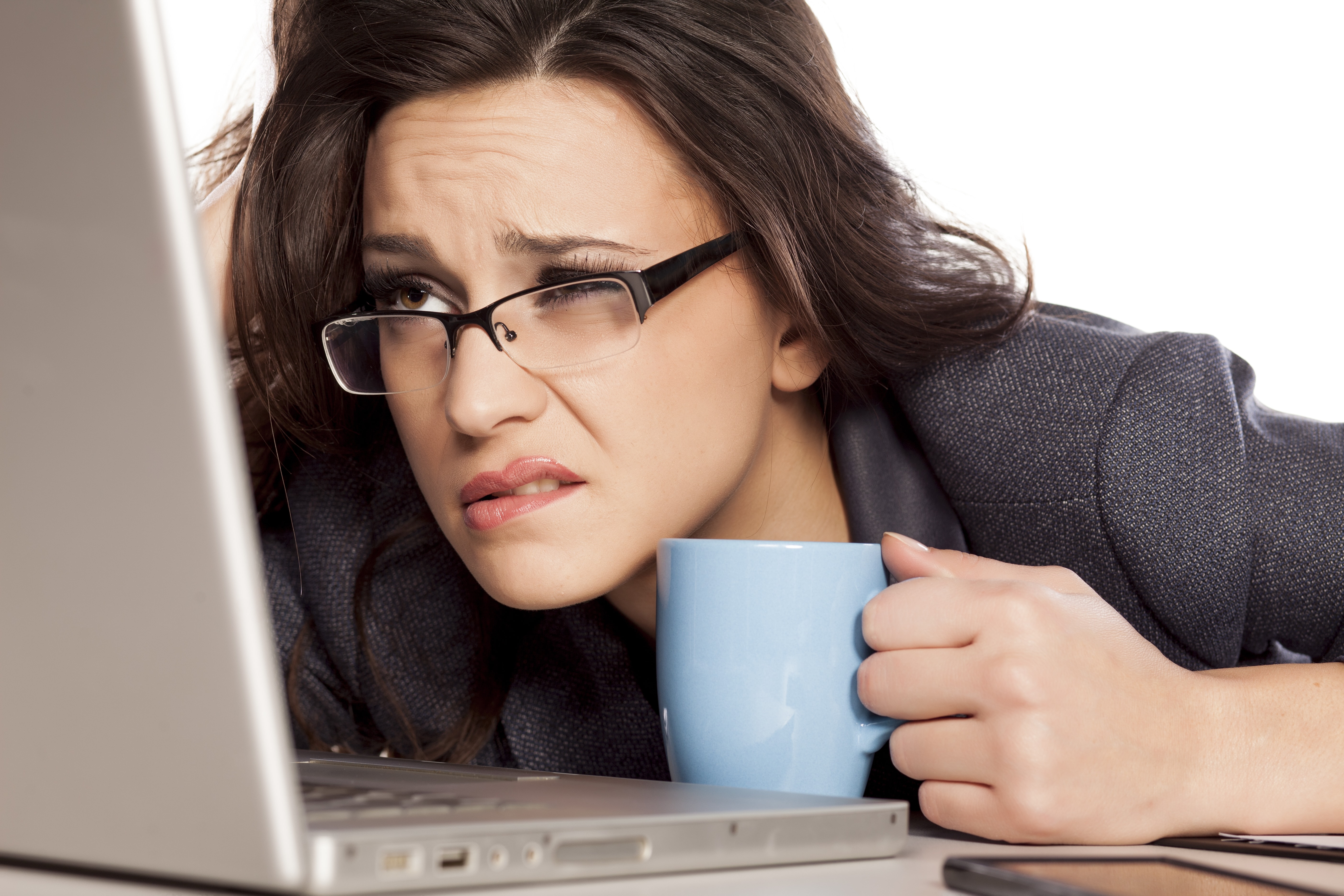 Погода устала. Женщина перед компьютером. Ухудшение зрения. Женщина работает. Человек перед компьютером.